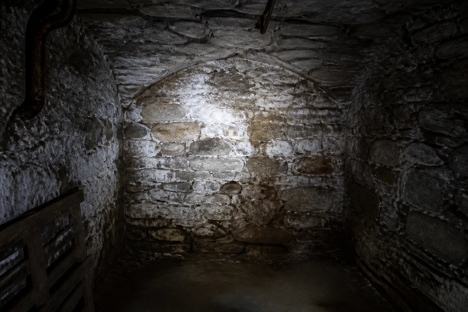 Cave d’immeuble avec traces d’eau anciennes sur les murs