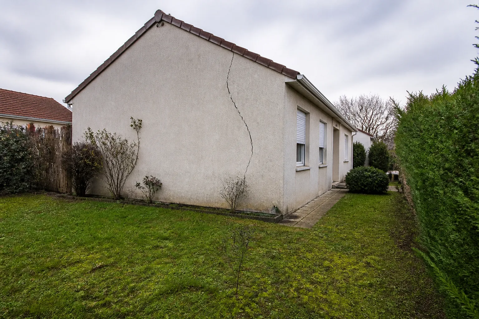 Maison individuelle avec fissure sur le pignon