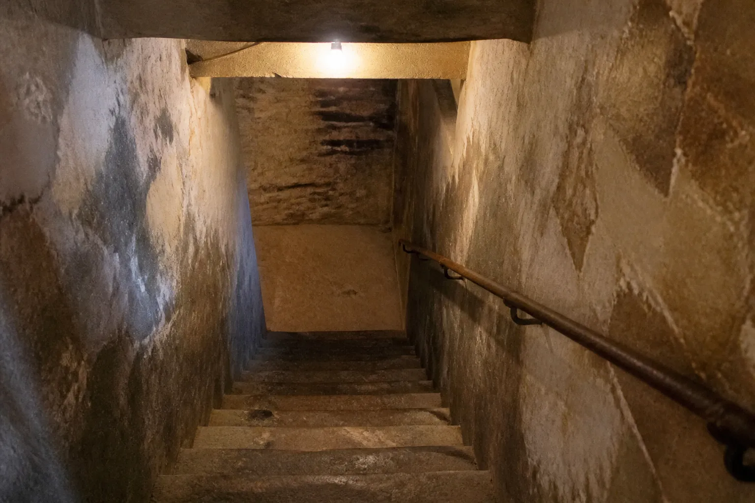 Escalier de sous-sol en pierre avec traces d’humidité