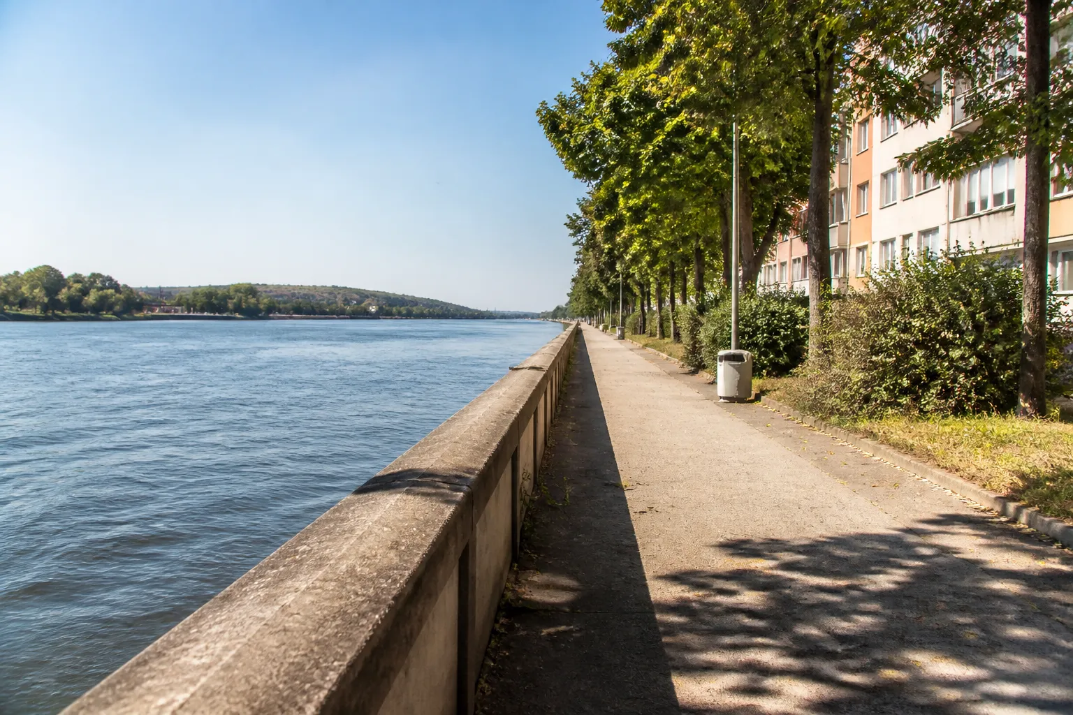 Quai de Seine avec murette de protection et arbres