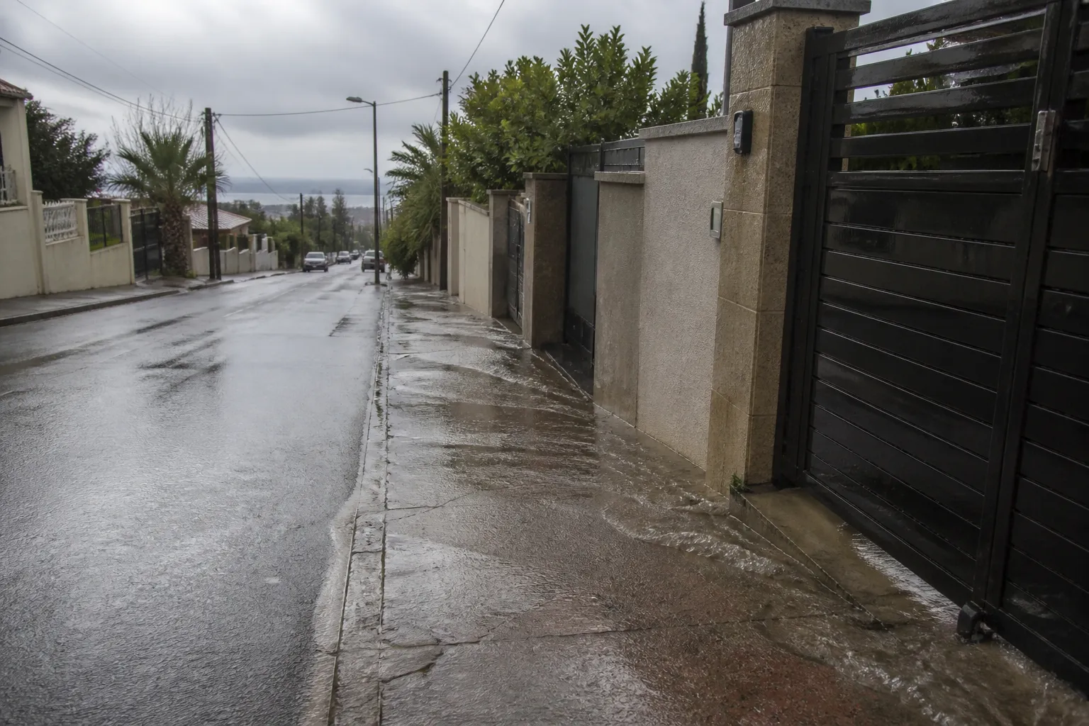 Rue en pente après un orage avec eau de ruissellement