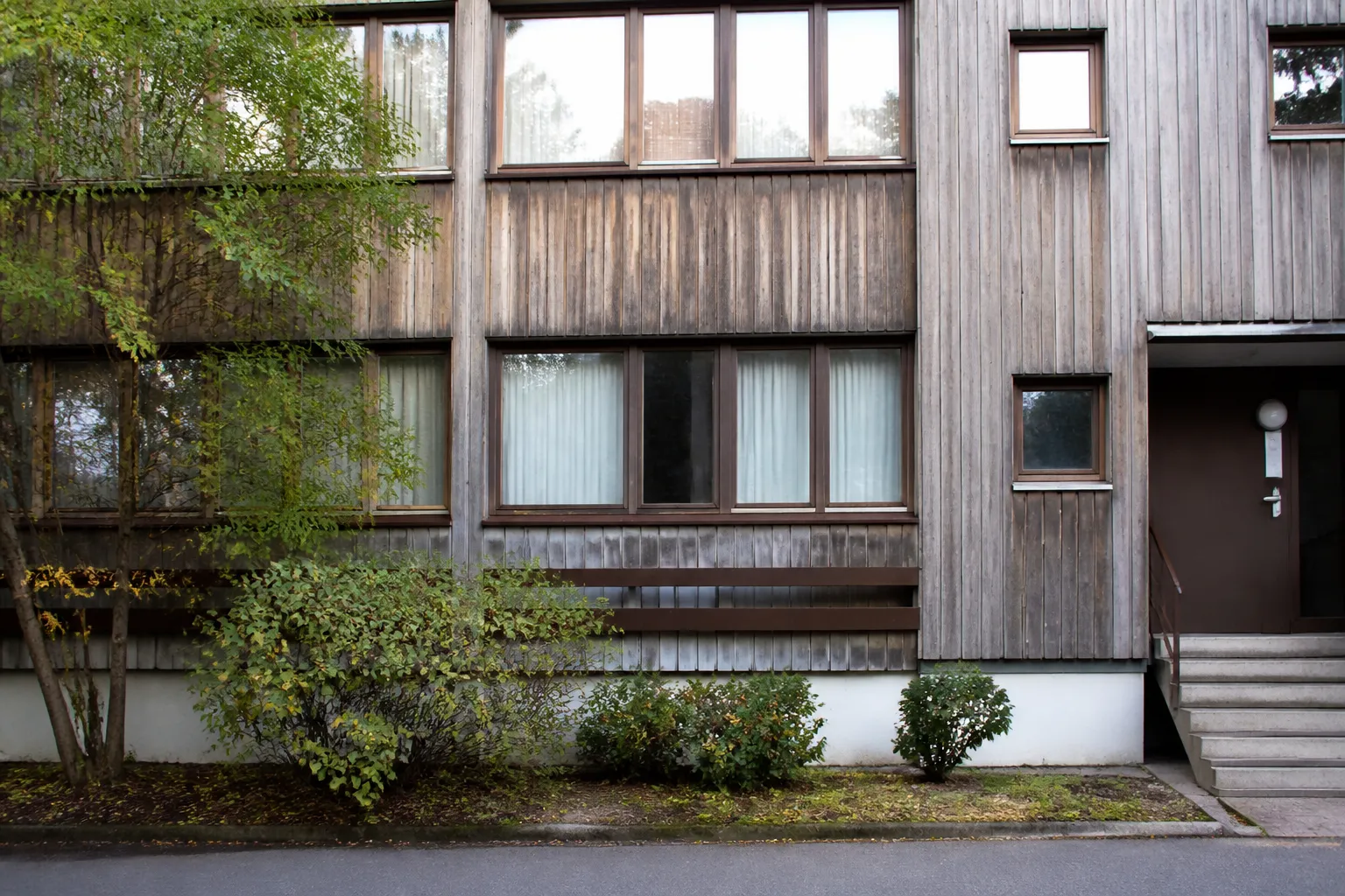 Façade à bardage bois d’un bâtiment résidentiel des années 1970