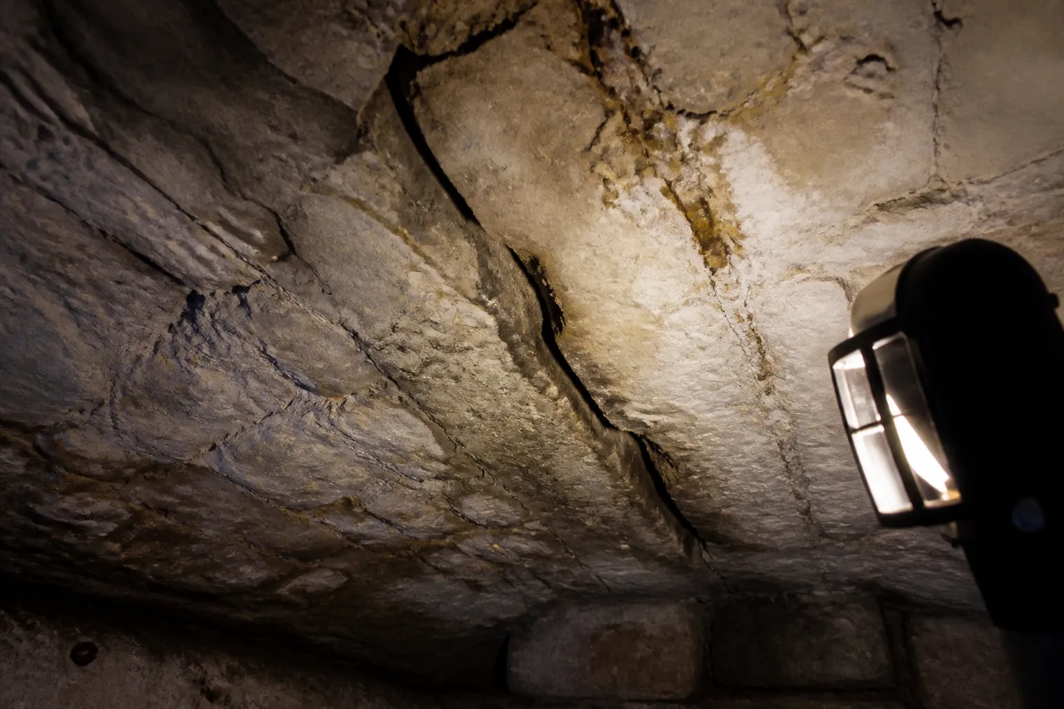 Fissure sur une voûte de cave en pierre