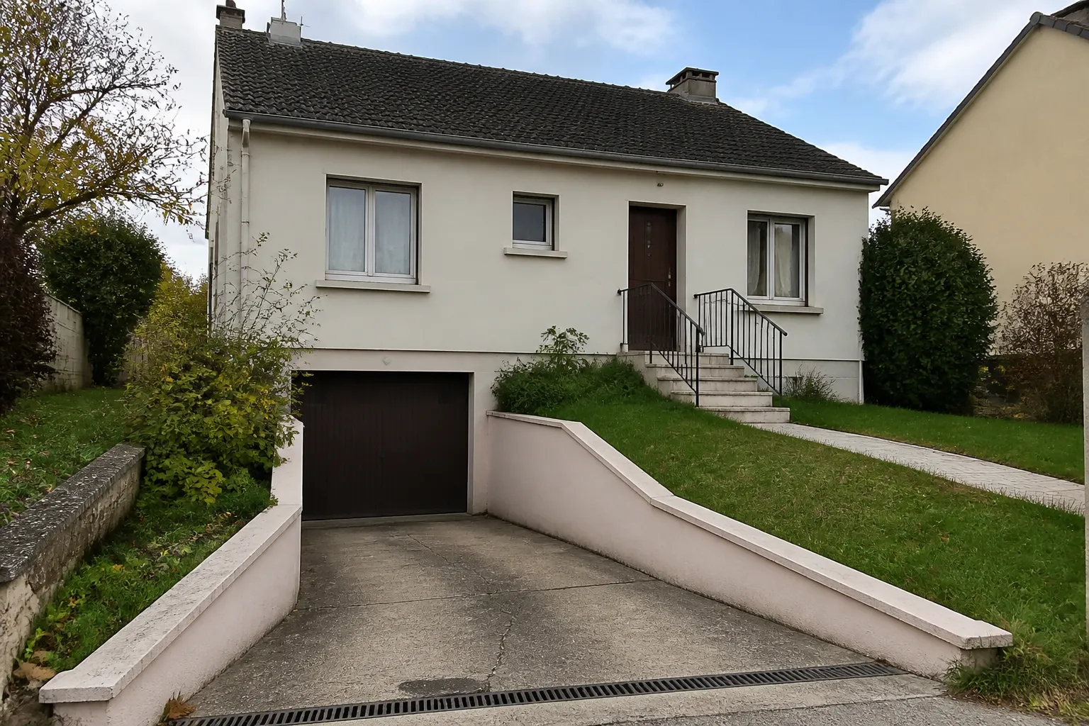 Pavillon avec garage en sous-sol et descente en pente