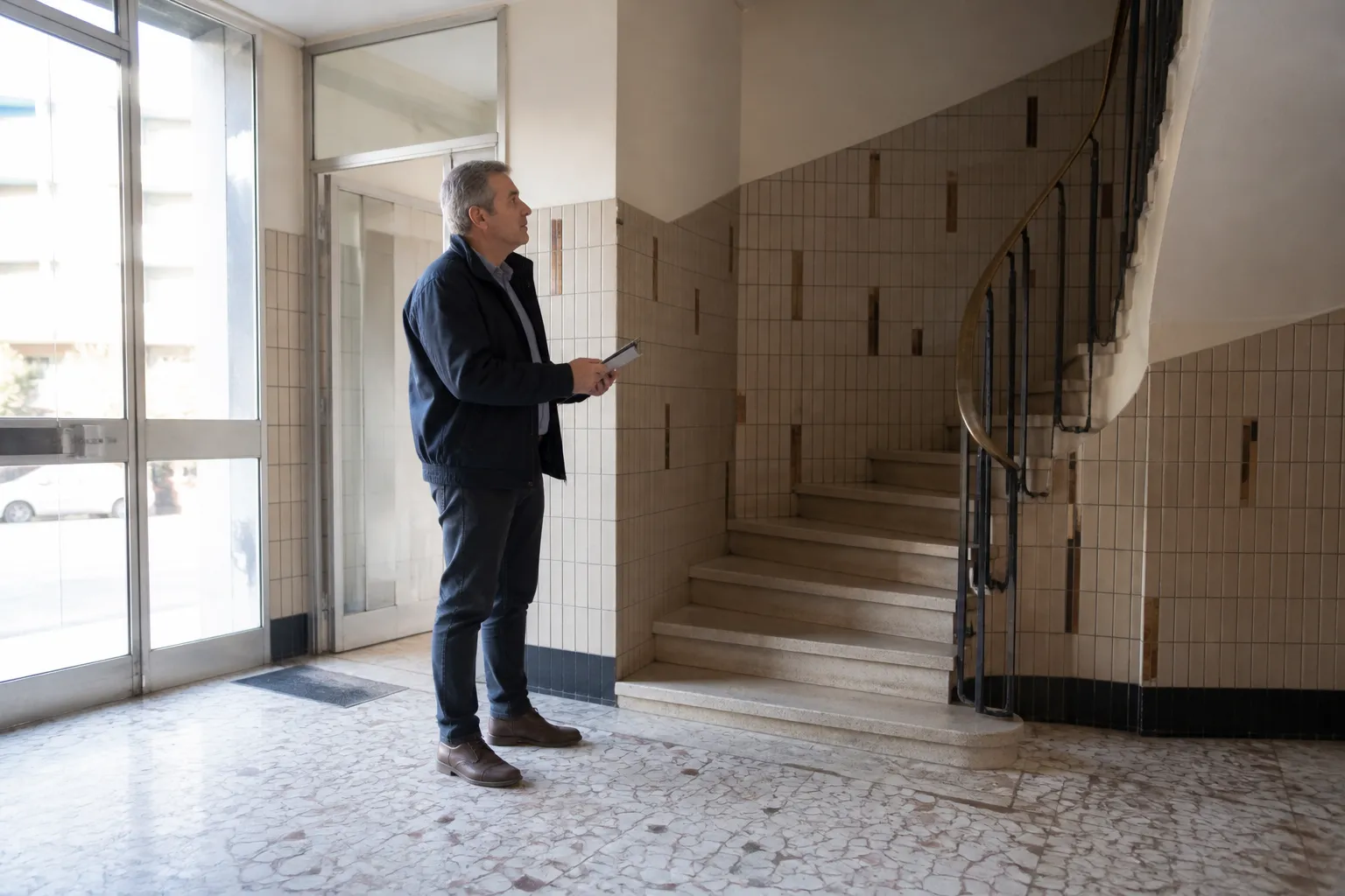 Hall d’immeuble et boîtes aux lettres vus par un expert