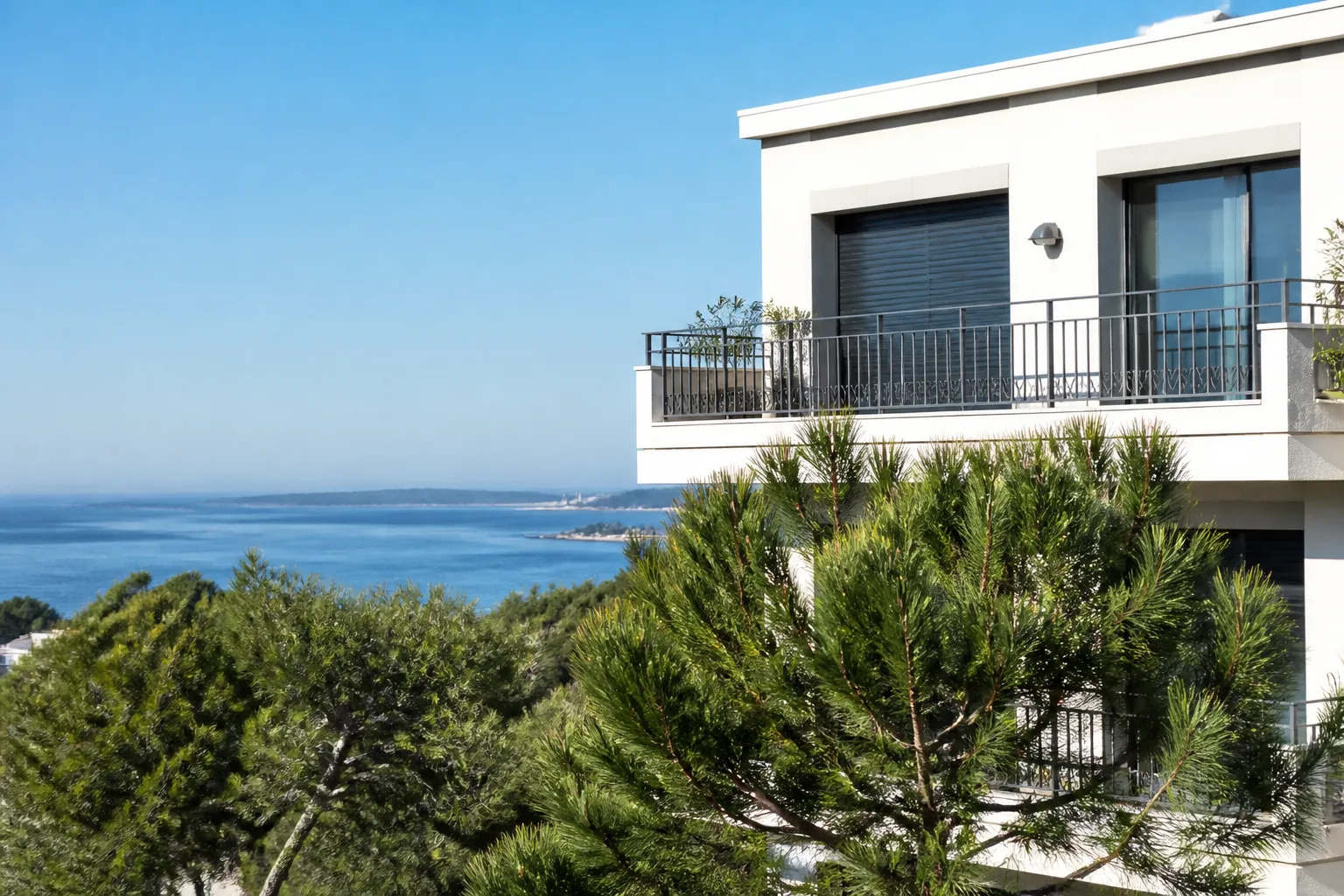 Résidence proche de la mer avec balcons et menuiseries exposés