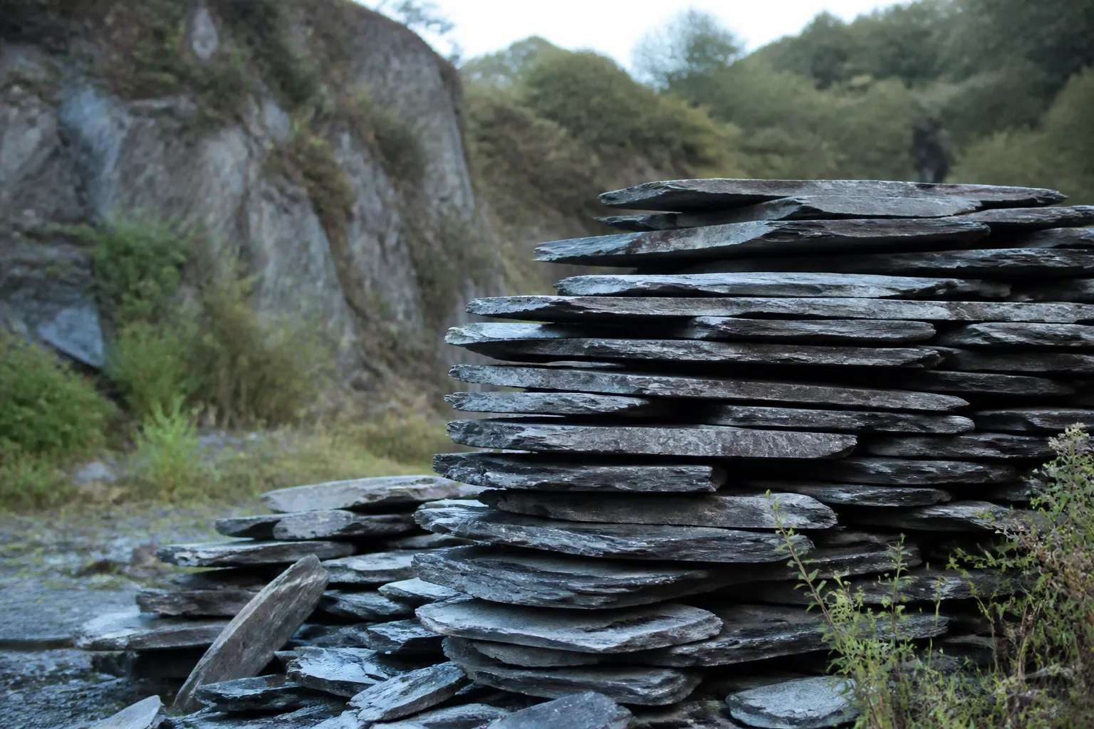 Plaques d’ardoise empilées près d’un ancien site d’extraction
