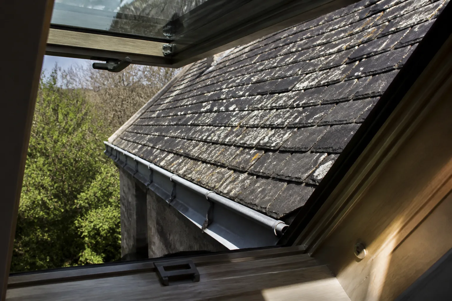 Toiture en ardoise vue depuis une fenêtre de toit