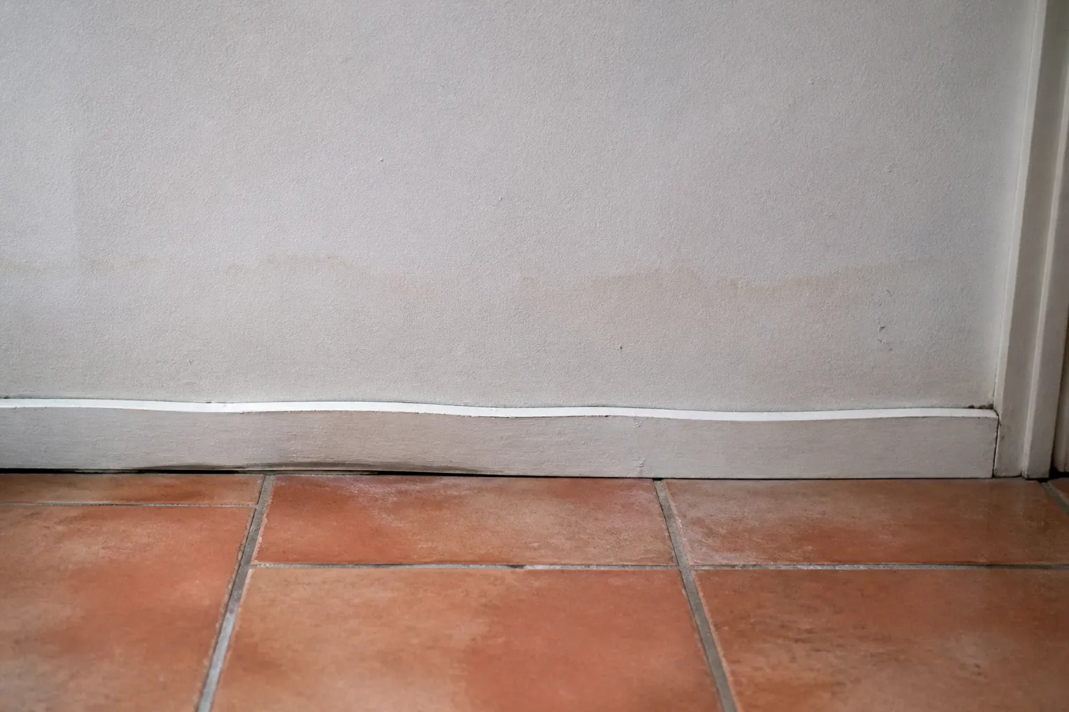Marque d'ancienne montée d'eau sur le bas d'un mur intérieur