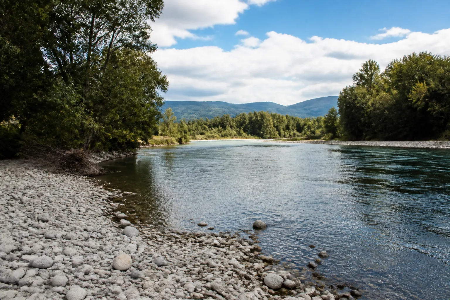 Rivière bordée de galets et de ripisylve dans le sud de la France