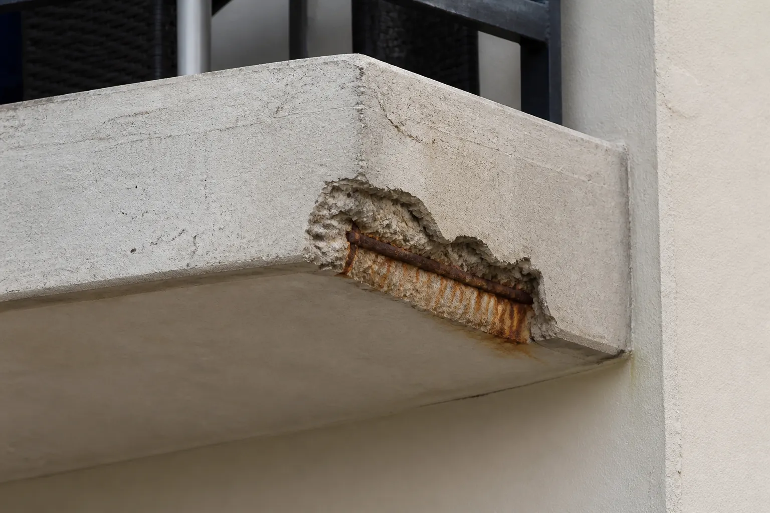 Nez de balcon en béton avec éclat et trace de rouille