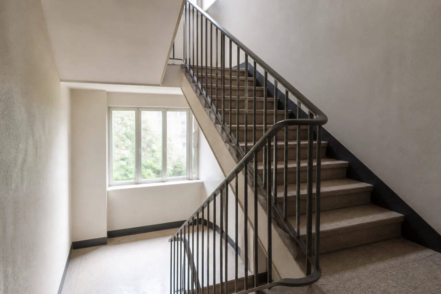 Cage d’escalier d’un immeuble des années 1950