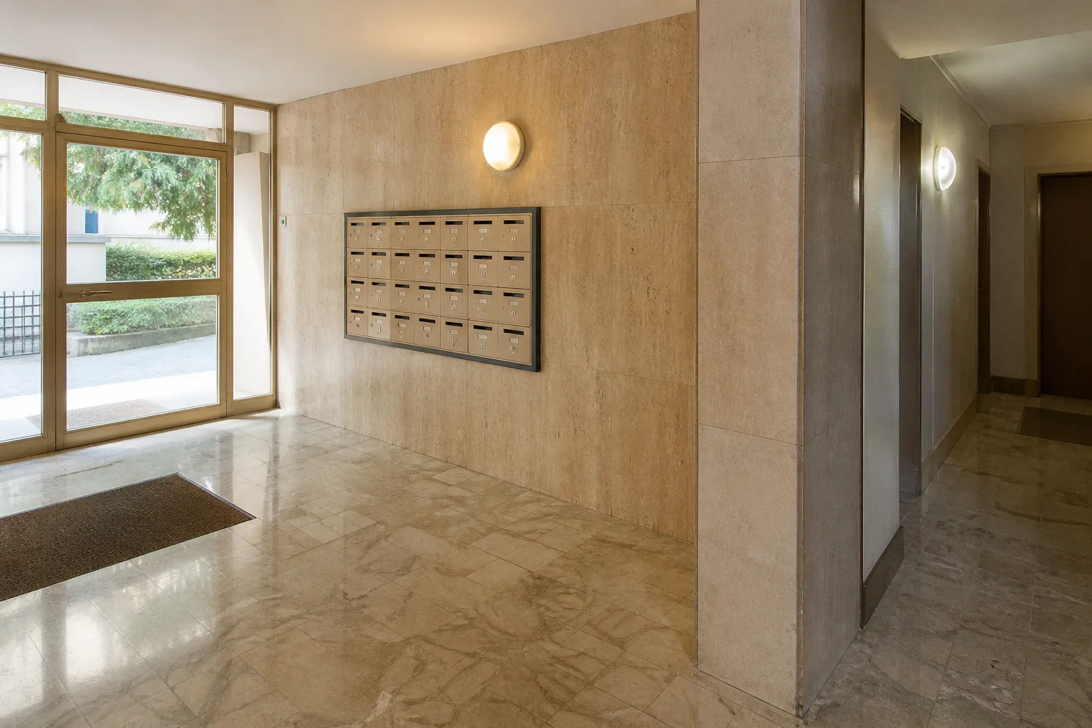 Expert examinant une porte d’entrée d’immeuble collectif