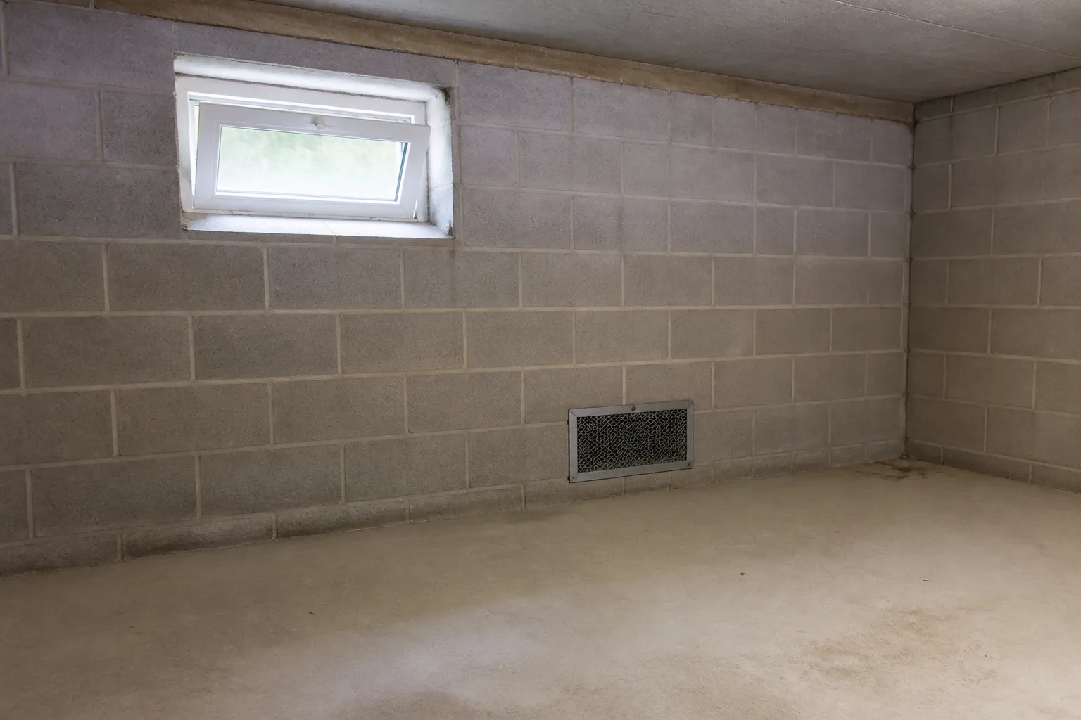 Bouche de ventilation dans un sous-sol de maison