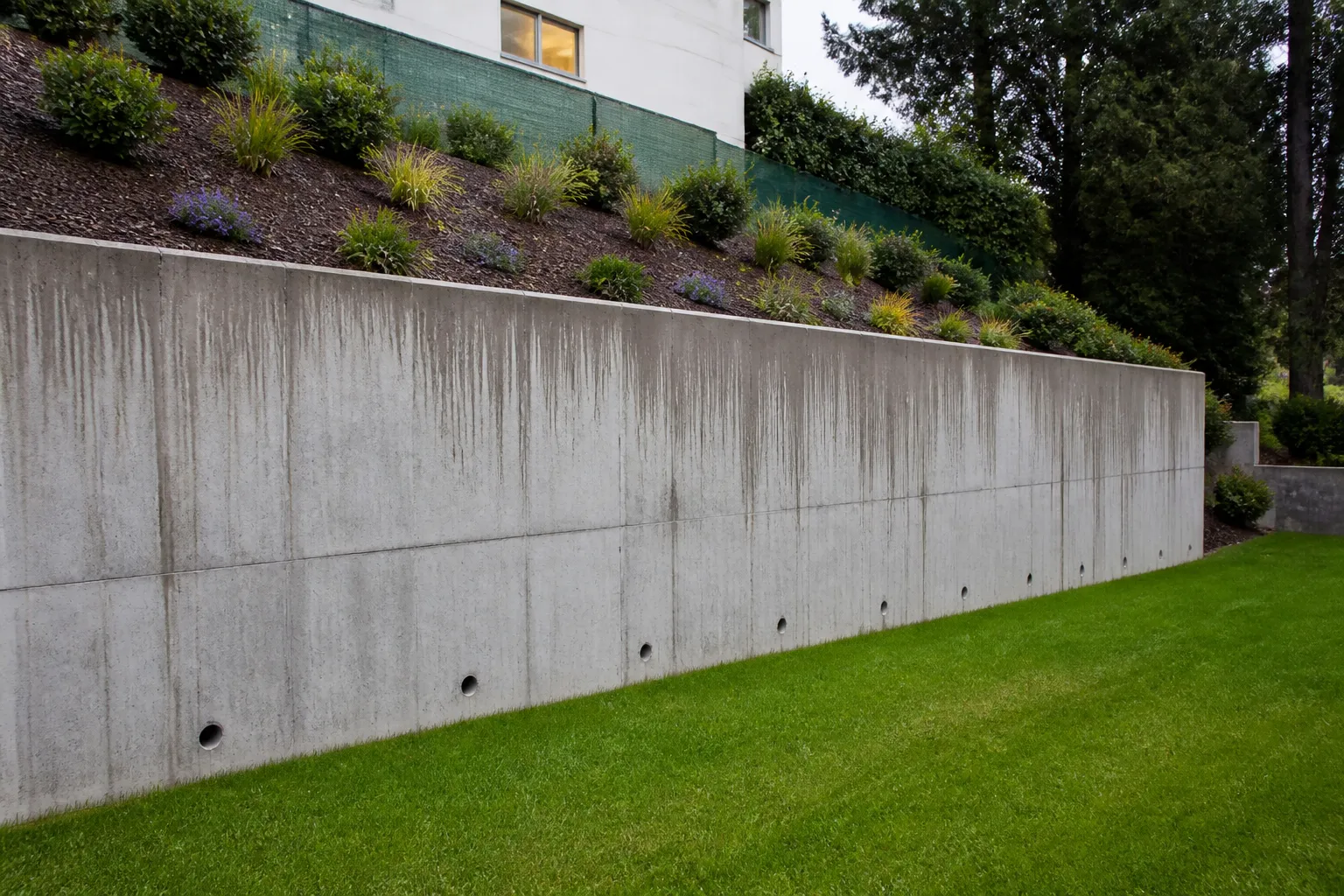 Mur de soutènement de jardin avec barbacanes et traces d’écoulement