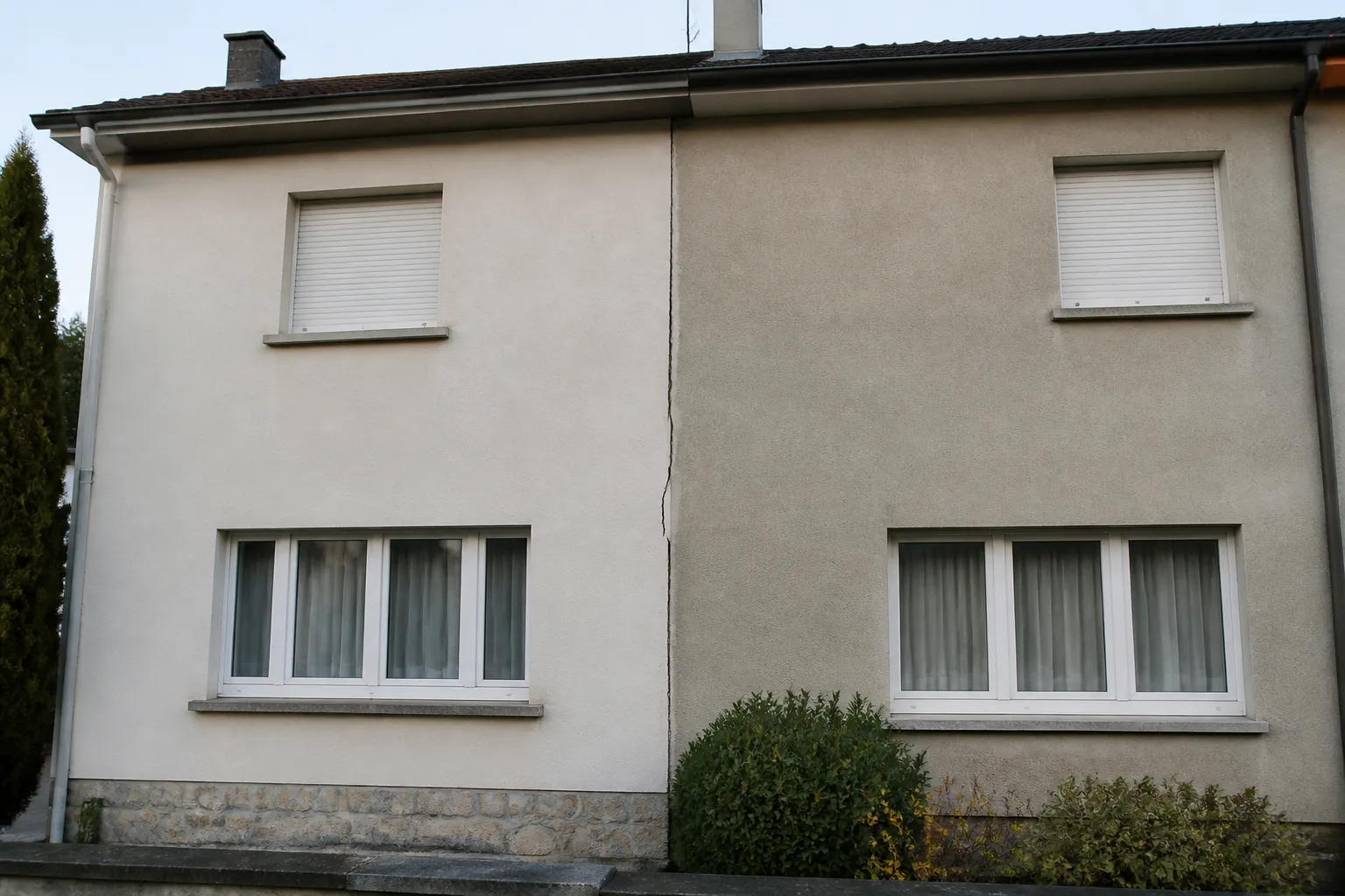 Façade de maison jumelée avec fissure au droit du mur mitoyen