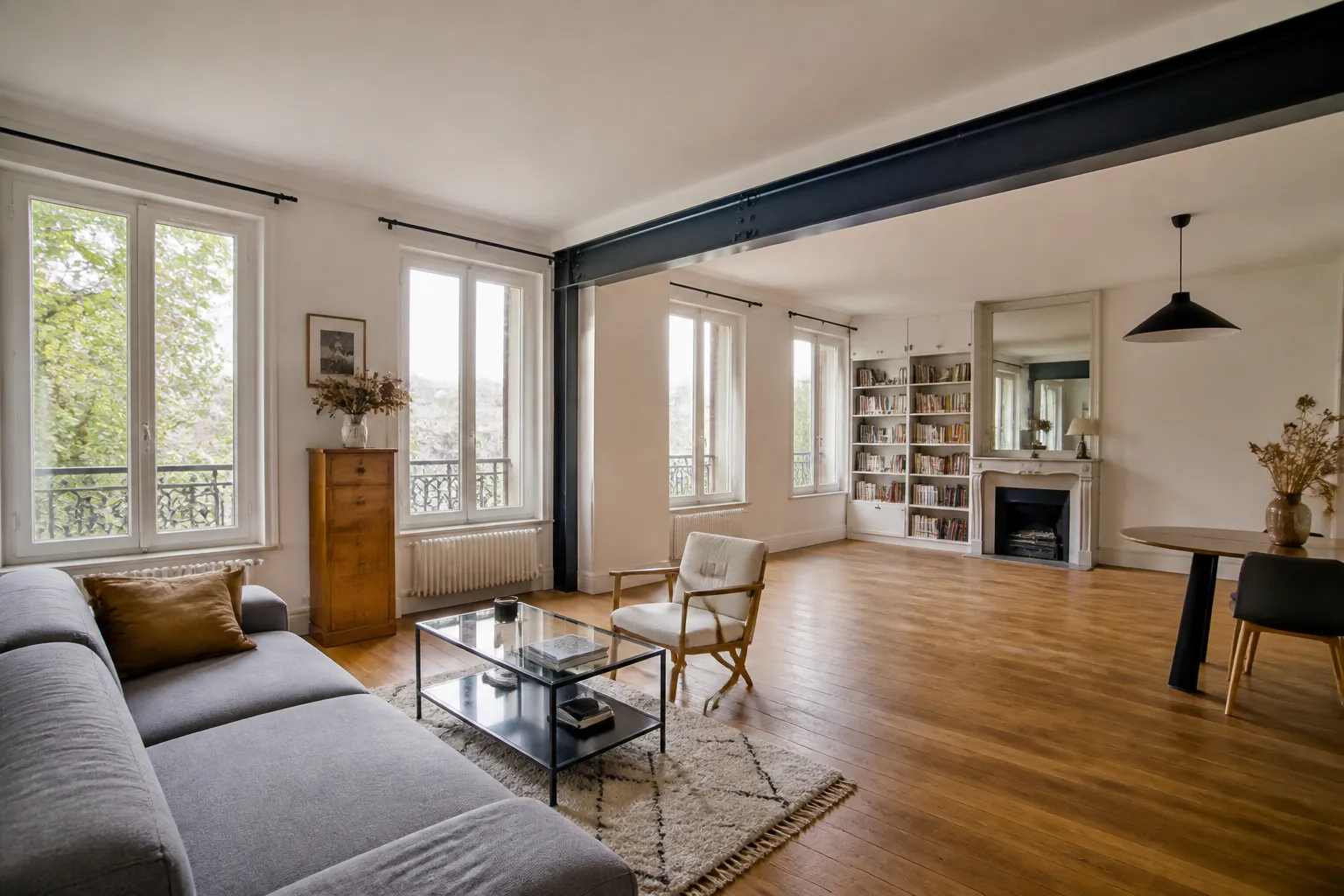 Appartement ancien avec poutre apparente et cloison supprimée