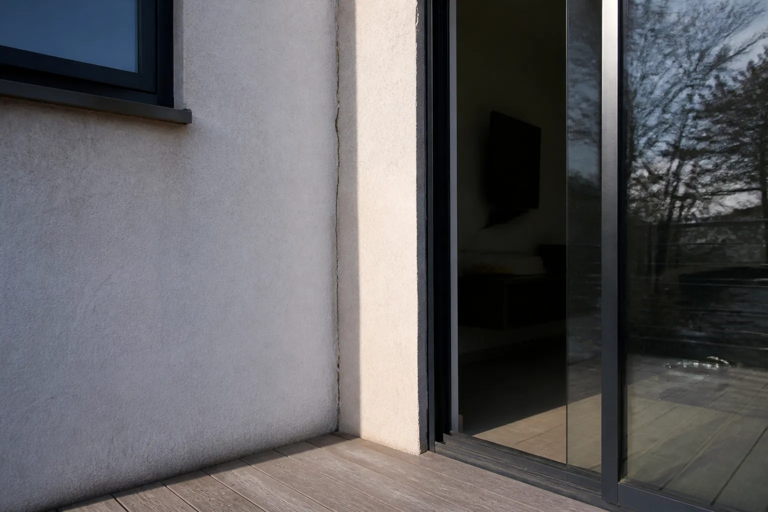Fissure à la jonction entre une maison et une extension avec terrasse