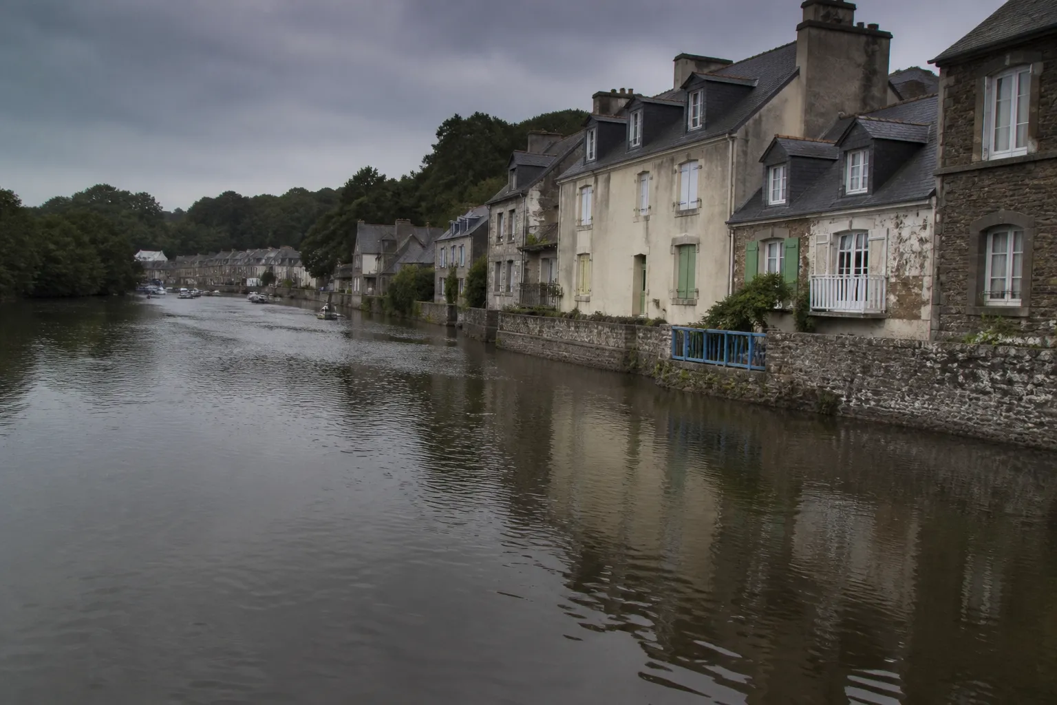Rivière à marée haute longeant des quais en pierre