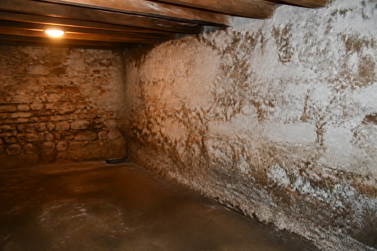 Cave d’une maison ancienne avec traces d’humidité en pied de mur