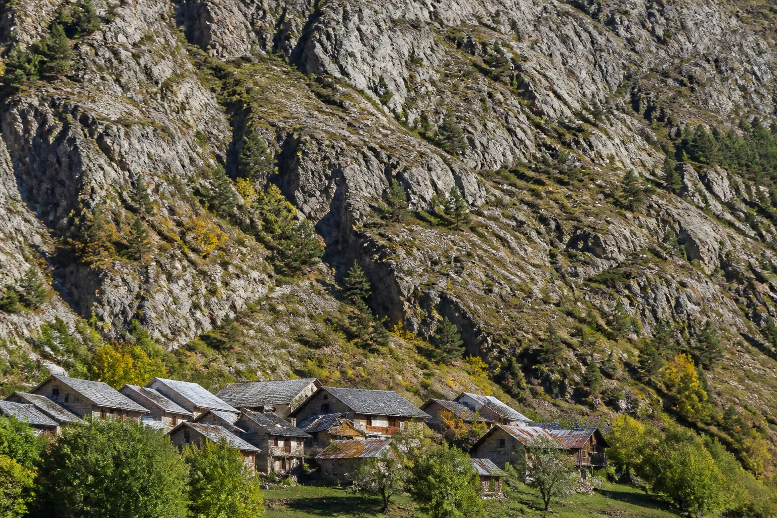 Versant rocheux au-dessus d’un hameau de montagne