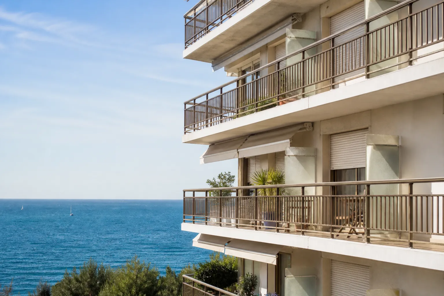 Façade d'immeuble résidentiel avec balcons face à la mer