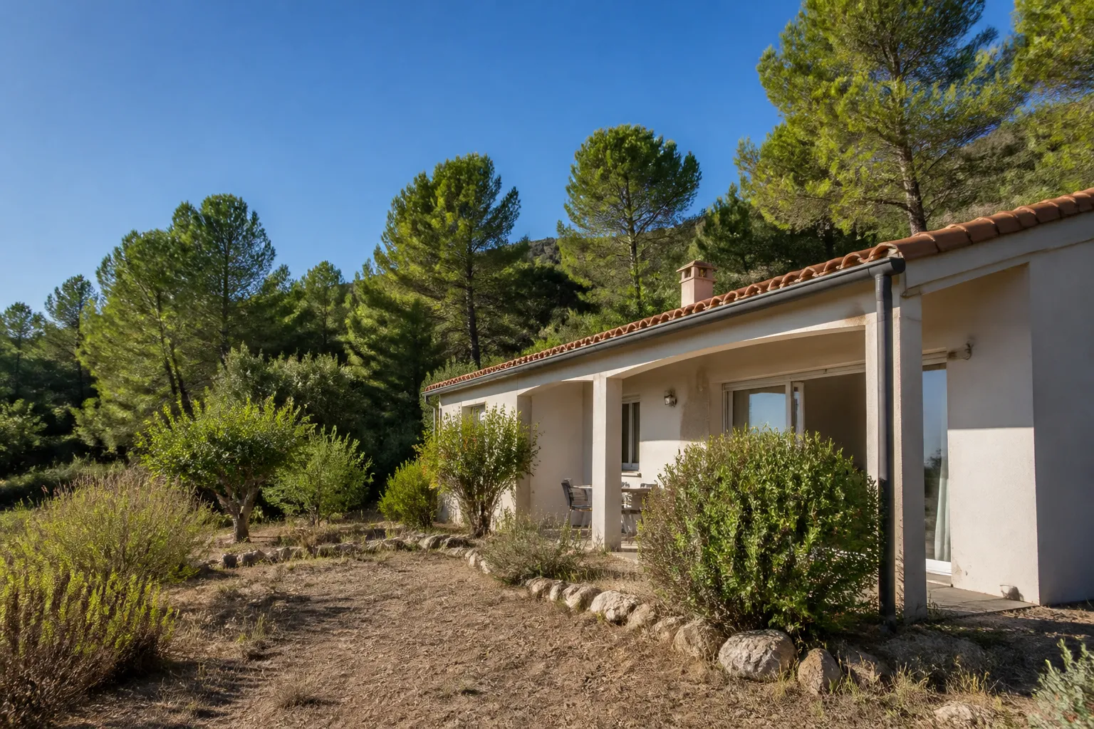 Jardin de maison en lisière de végétation méditerranéenne sèche