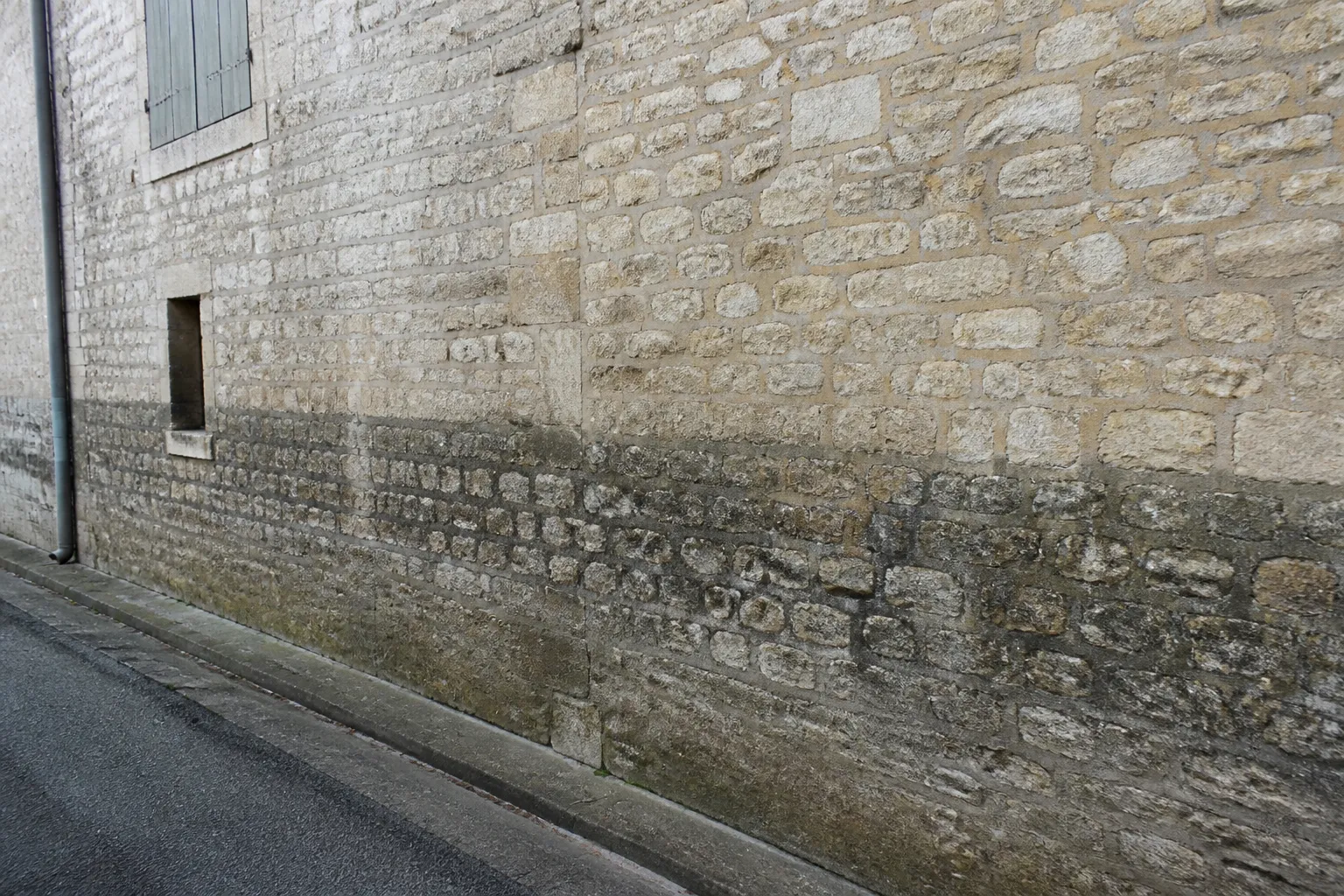 Repère de crue peint sur un mur de pierre