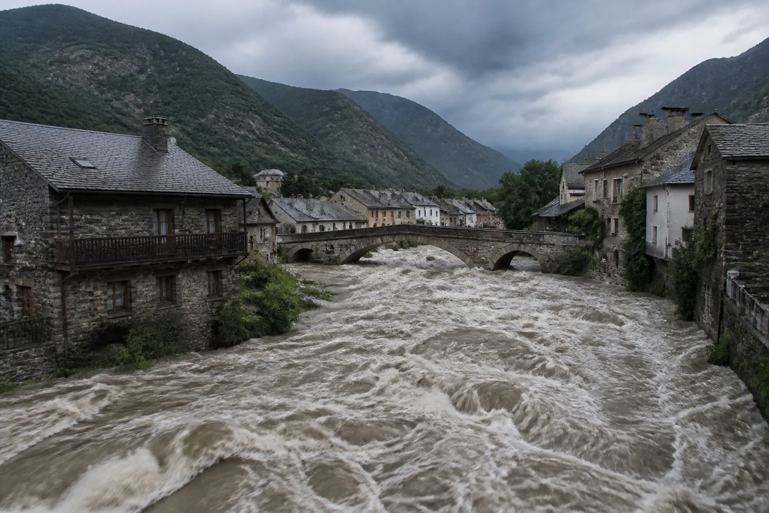 Torrent de montagne en hausse traversant une petite ville