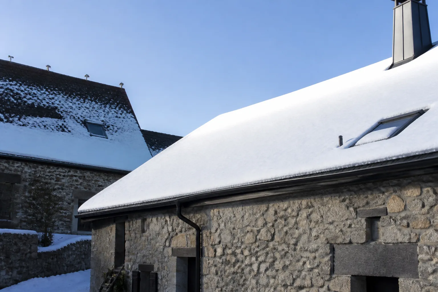 Toit enneigé d’une maison de village