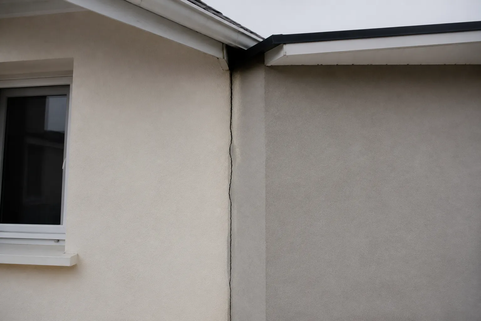 Fissure à la jonction d’une extension de pavillon