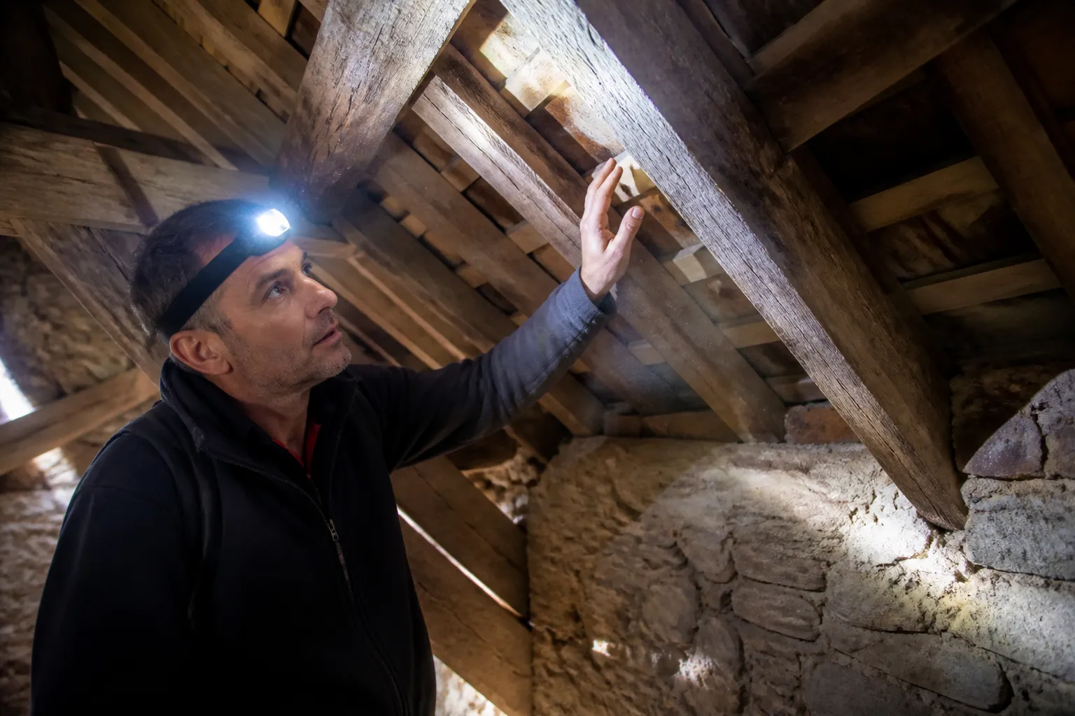 Contrôle de la charpente bois depuis des combles accessibles