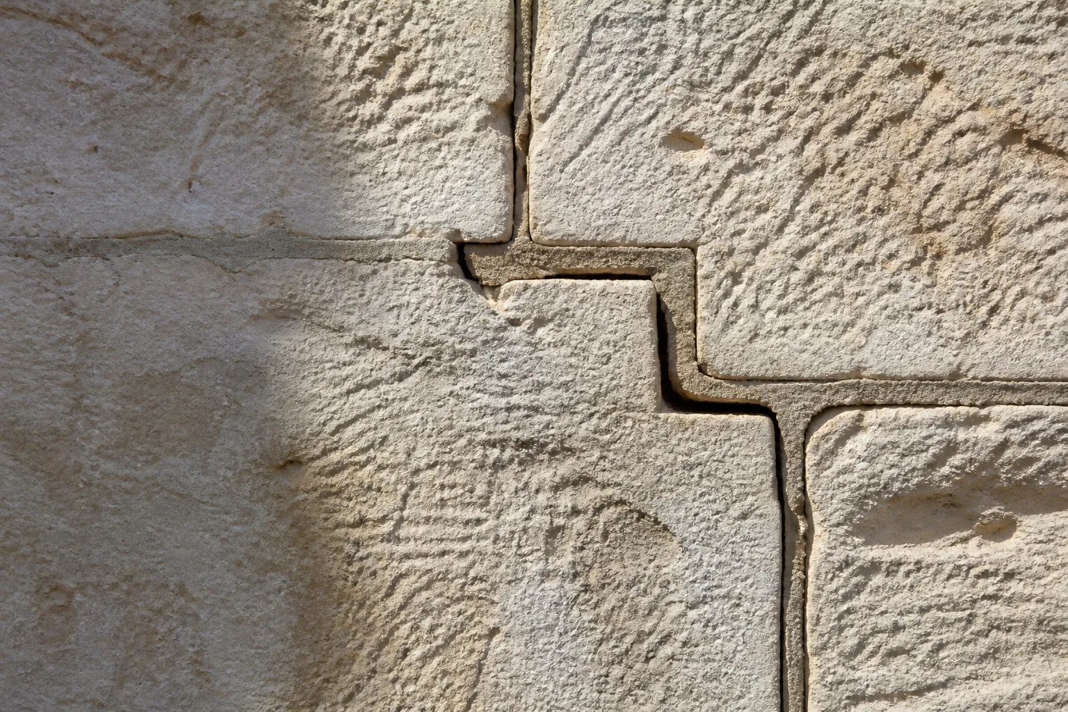 Mur en pierre calcaire avec fissure en escalier