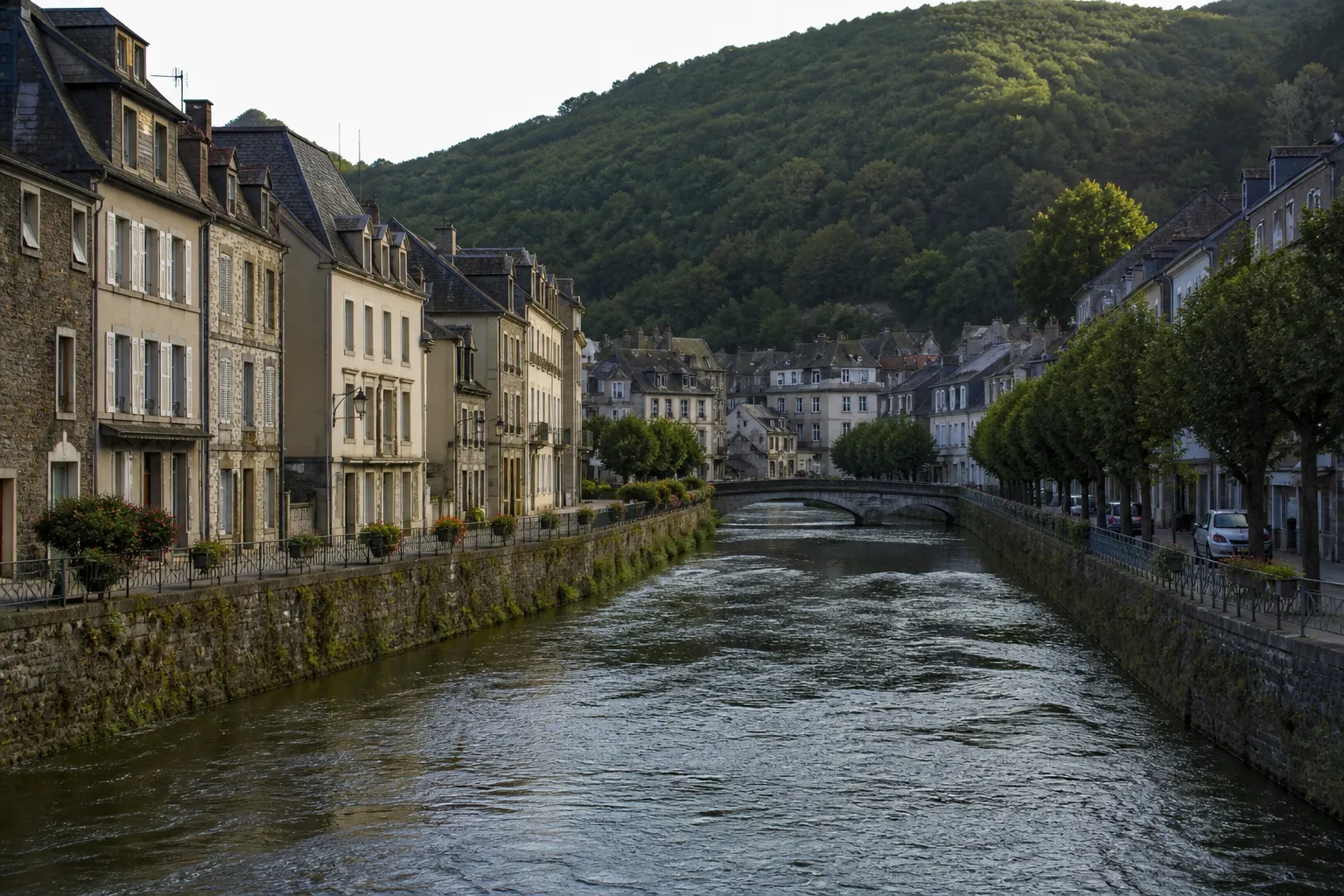 Rivière de vallée traversant une ville moyenne avec quais