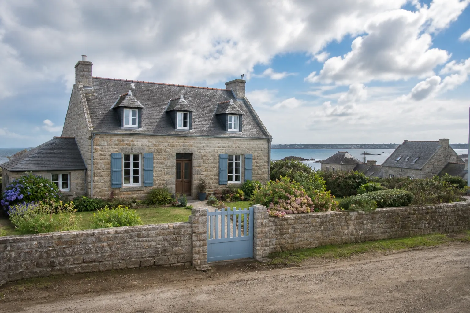 Maison proche du littoral observée depuis la rue avant une expertise