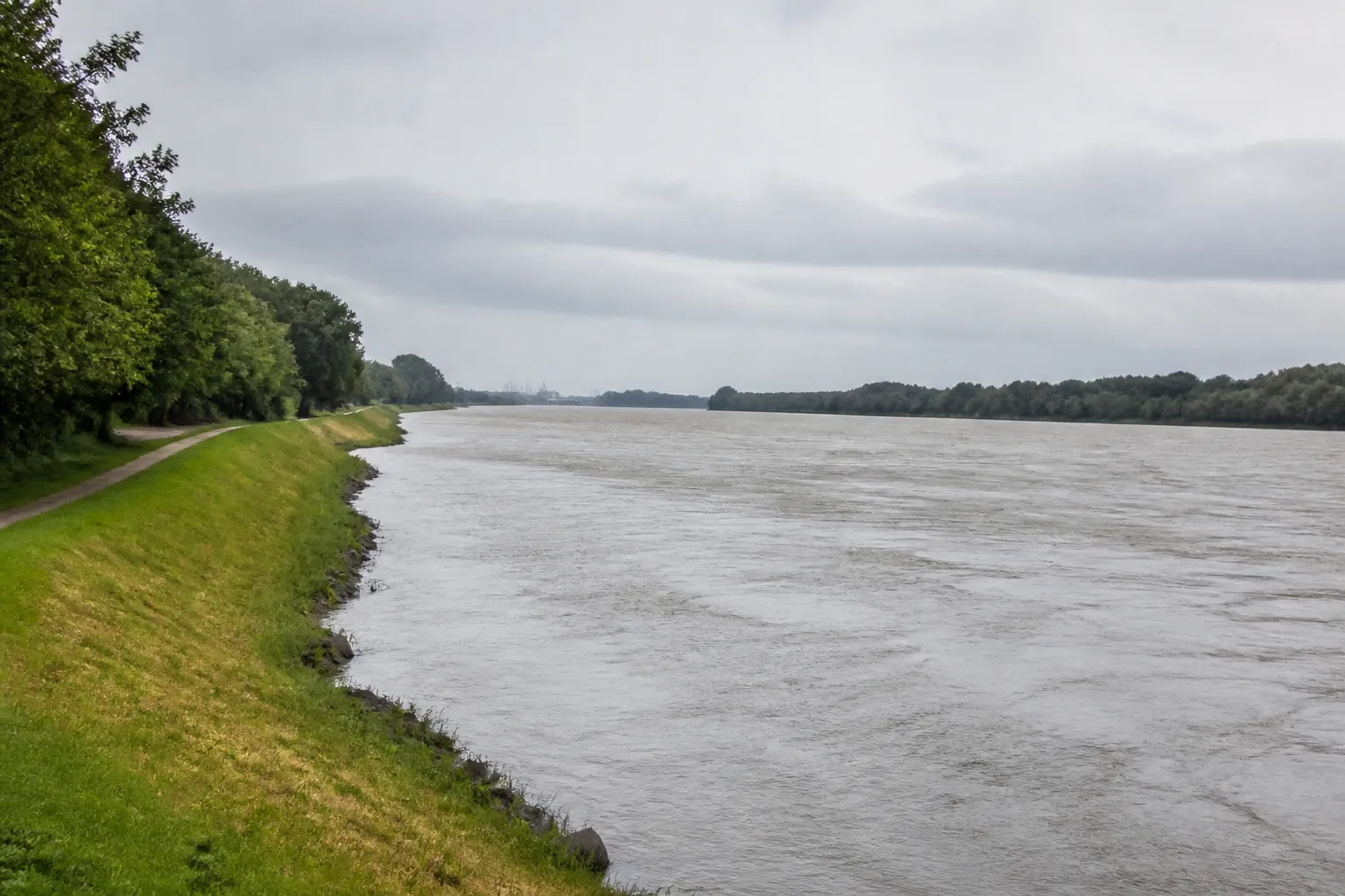 Grand fleuve en hautes eaux longé par une digue enherbée