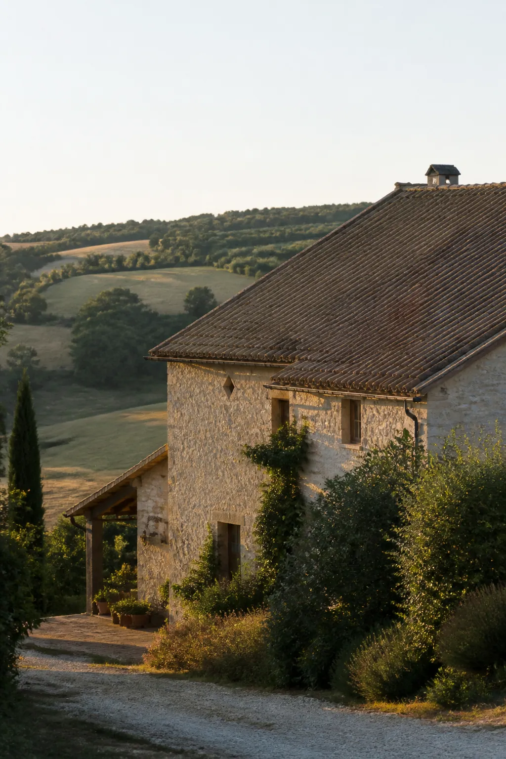 Maison de campagne en pierre calcaire et toit de tuiles canal