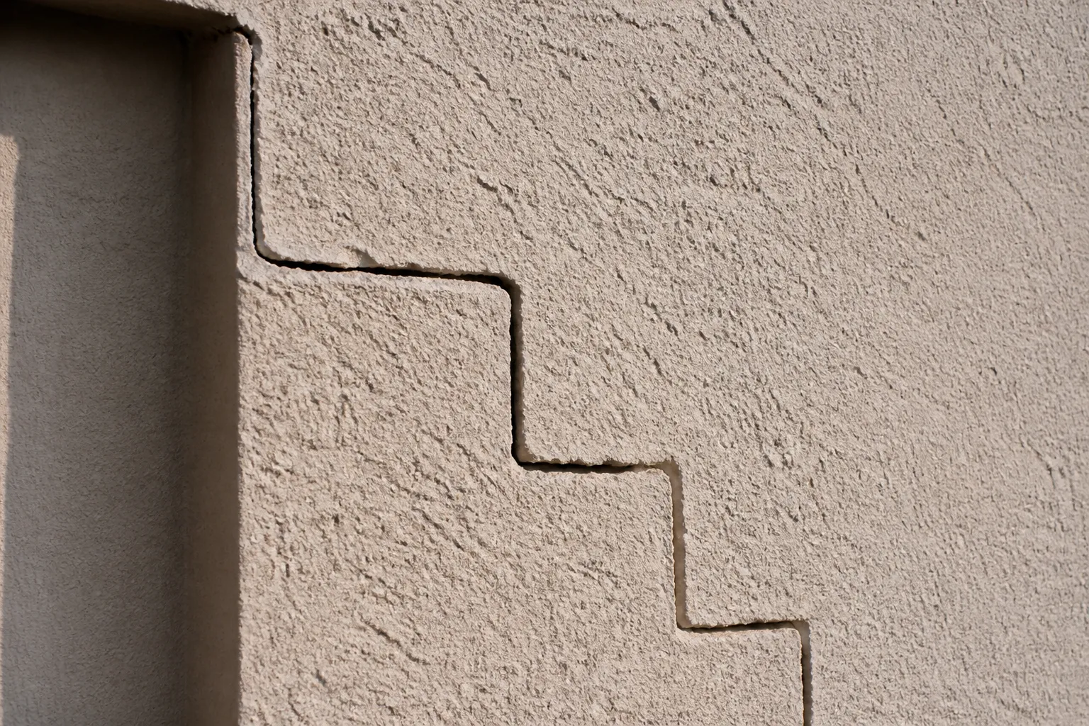 Fissure en escalier sur un mur de maison