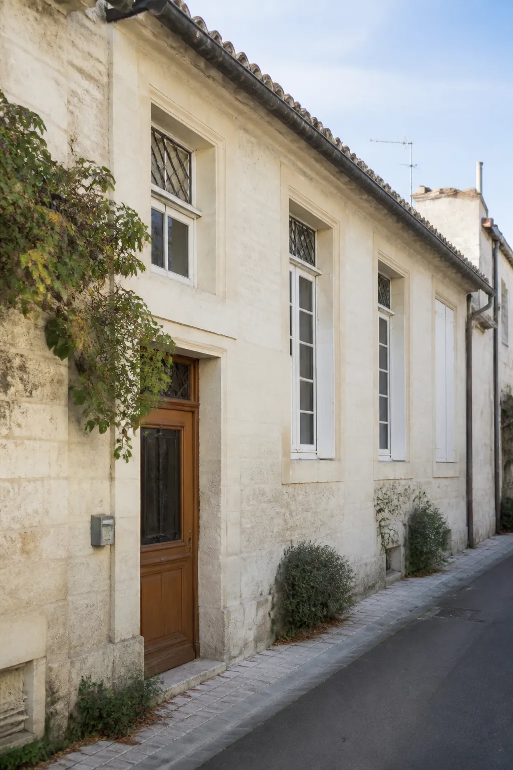 Maison de ville en pierre calcaire claire dans le sud-ouest