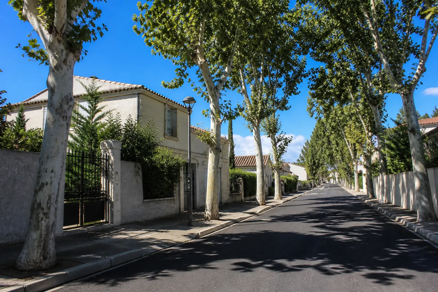 Vue d’une rue résidentielle de maisons méditerranéennes aux toits de tuiles