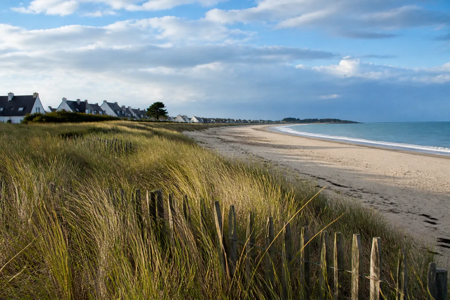 Dune littorale et habitations en arrière-plage