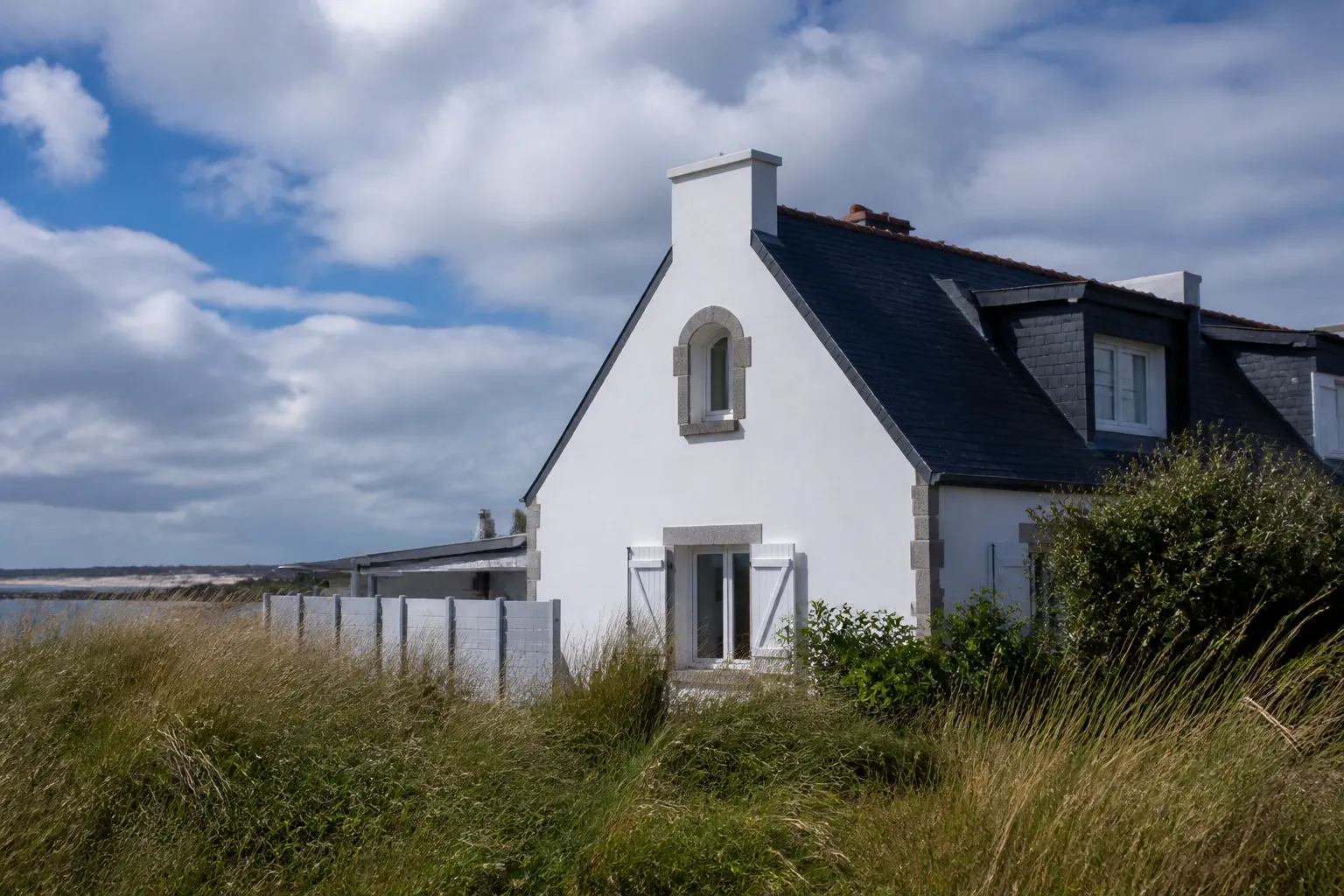 Maison proche du littoral atlantique avec façade exposée au vent