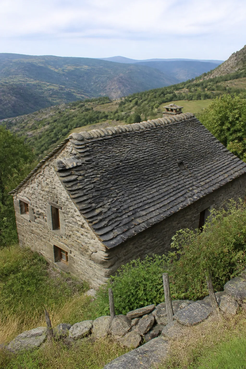Maison ancienne en pierre avec toit de lauze en Lozère, vue verticale