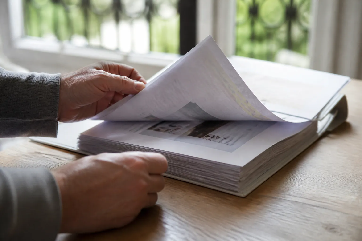 Acheteur lisant un état des risques avant signature
