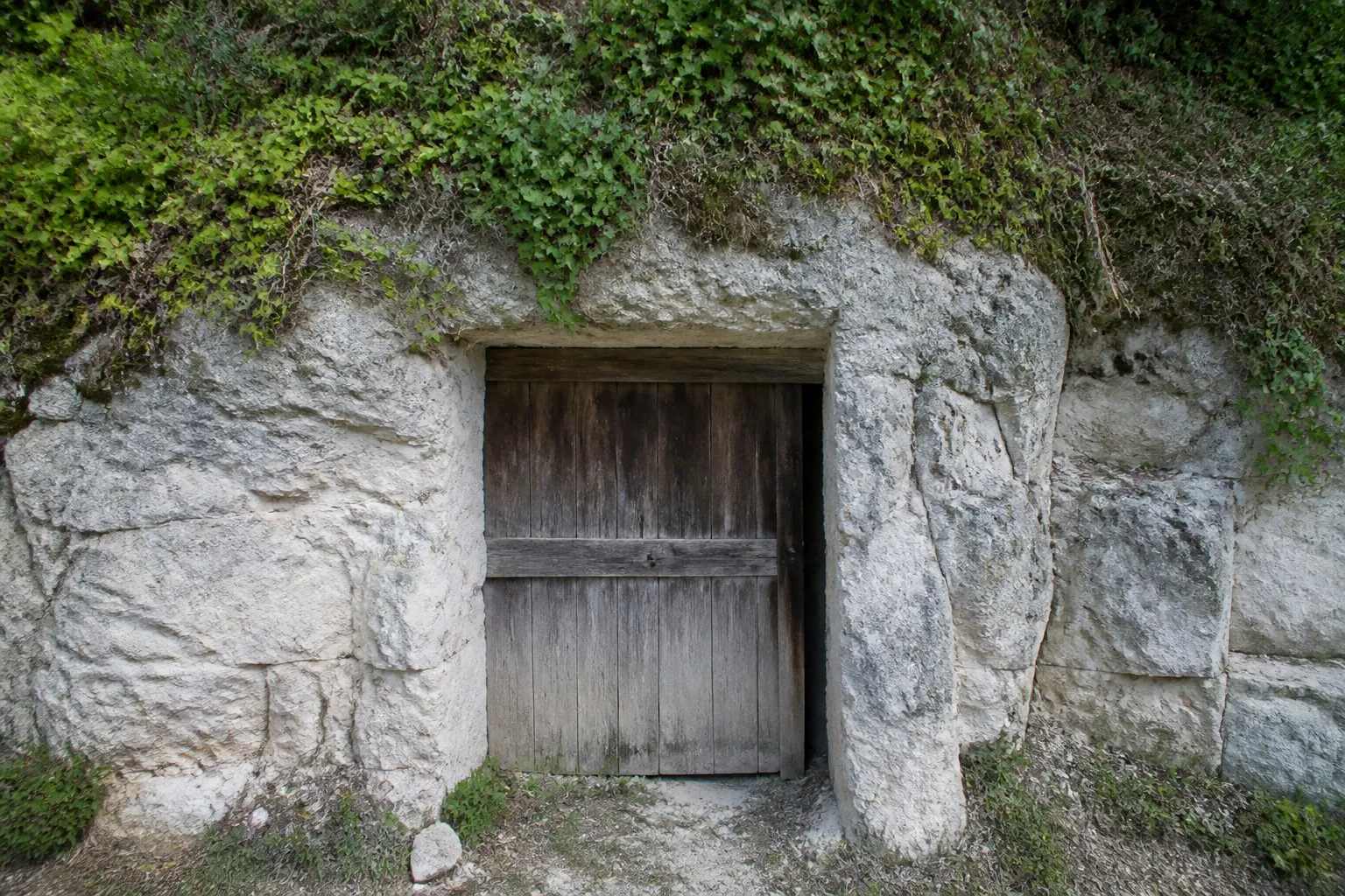 Entrée d’une cave creusée dans un coteau de pierre claire