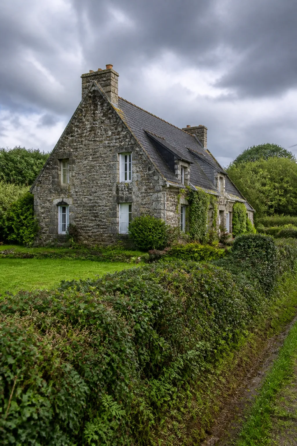 Maison en granit dans un bocage normand, vue verticale