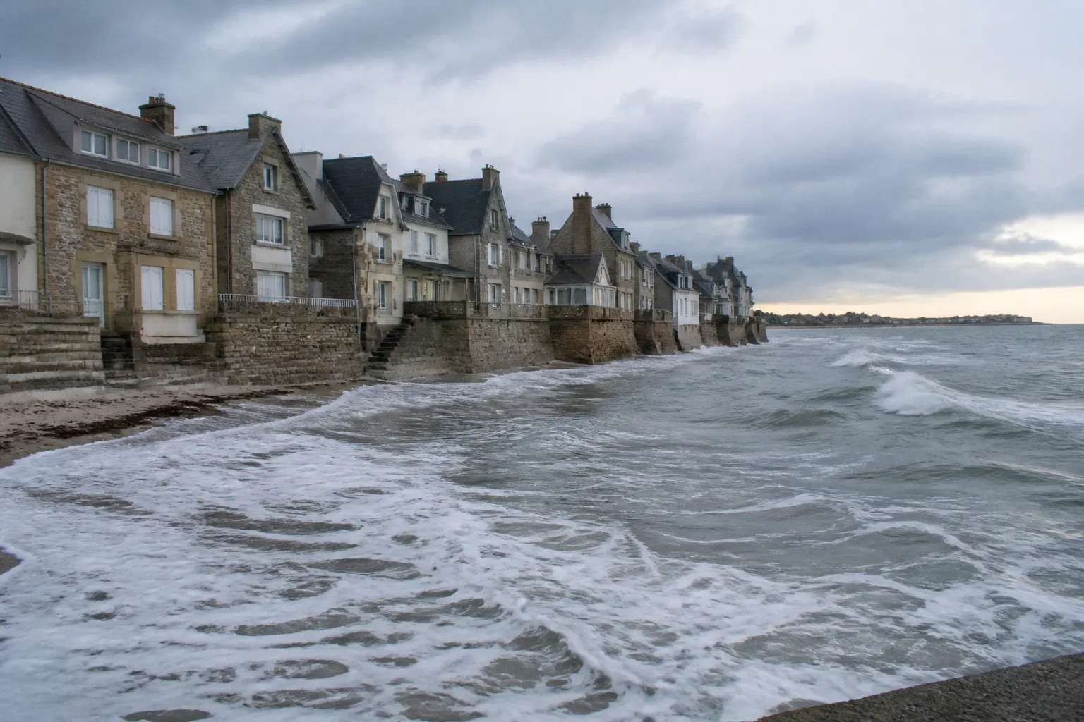 Maisons en pierre face à la mer sur la côte de la Manche