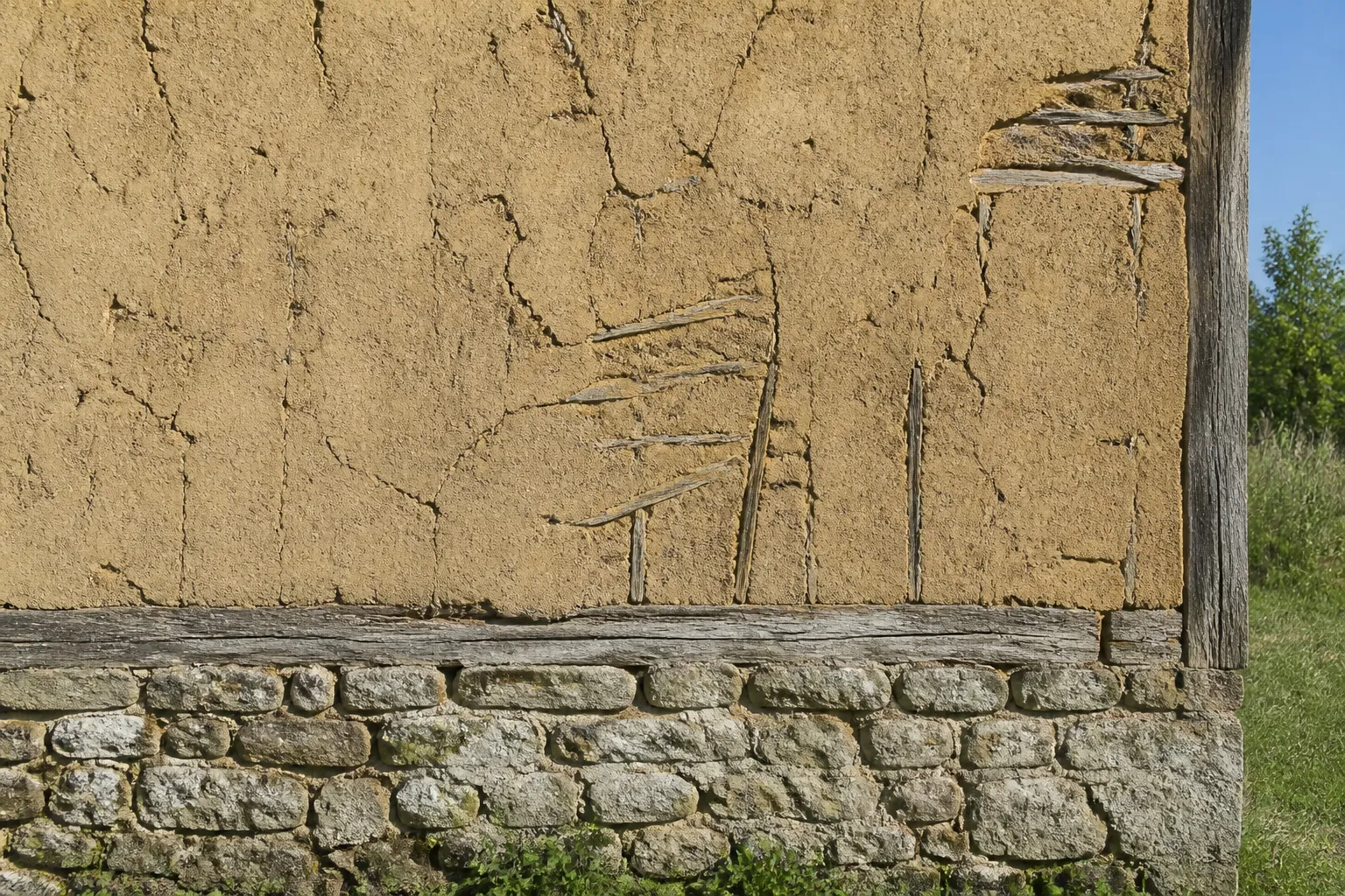 Mur en terre crue sur soubassement en pierre