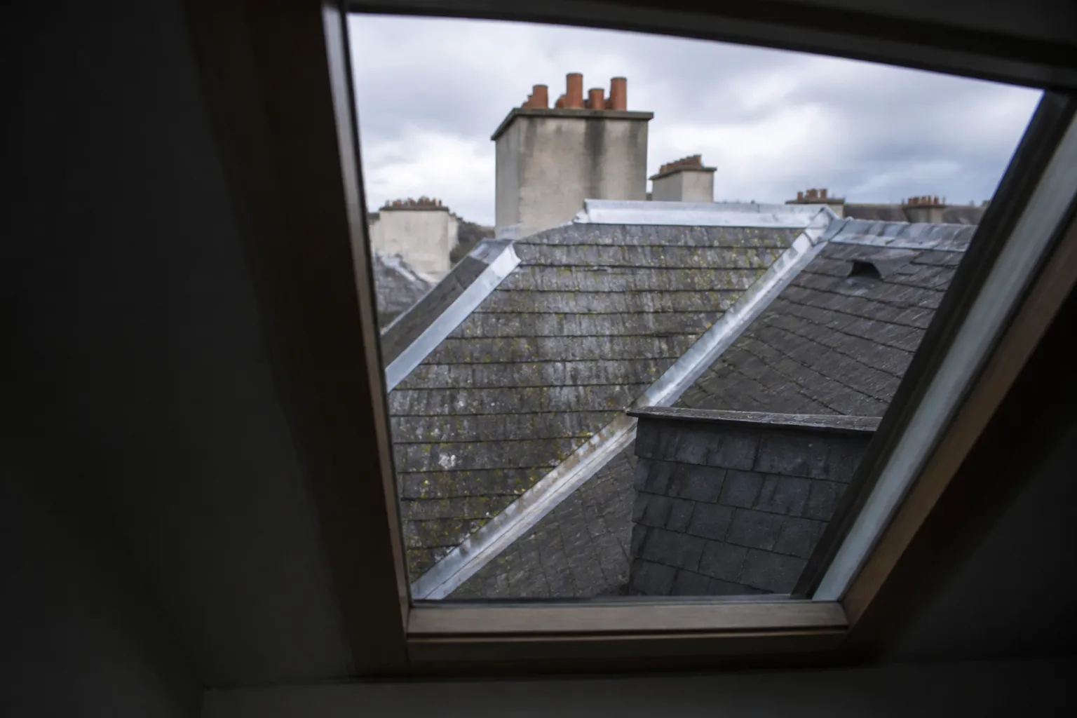 Toiture en ardoise vue depuis une fenêtre de comble