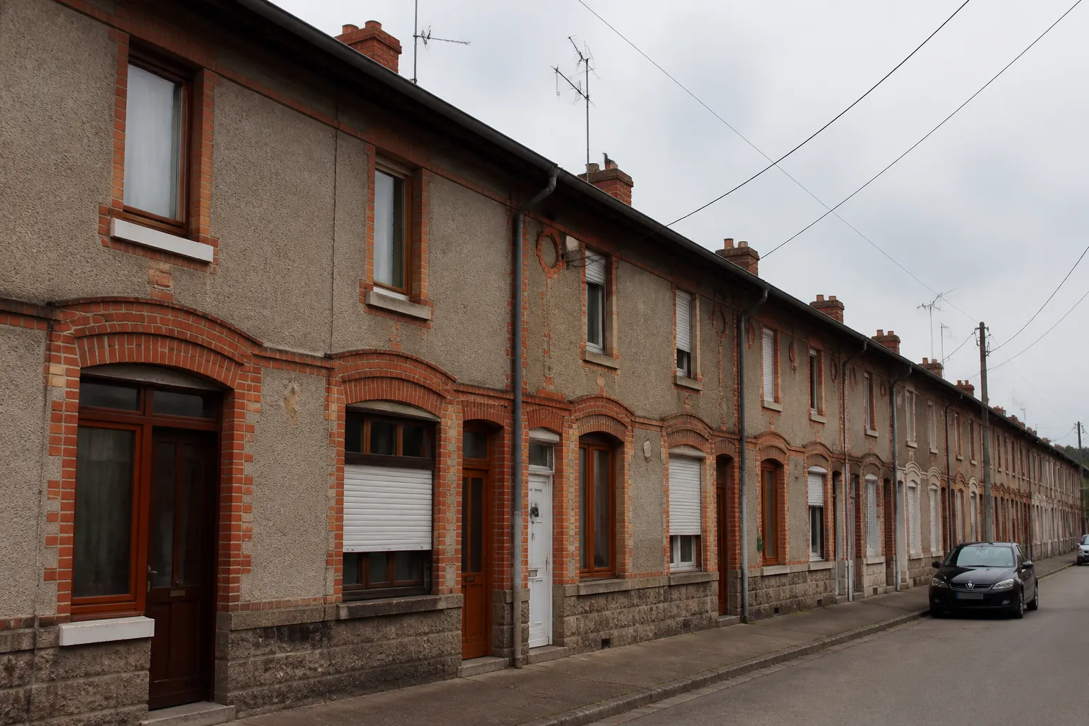 Rangée de maisons ouvrières en brique et enduit